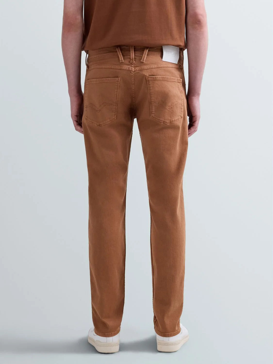 Replay M914Y Anbass slim-fit men's jeans in tobacco color, showing front view with classic five-pocket design and belt loops.