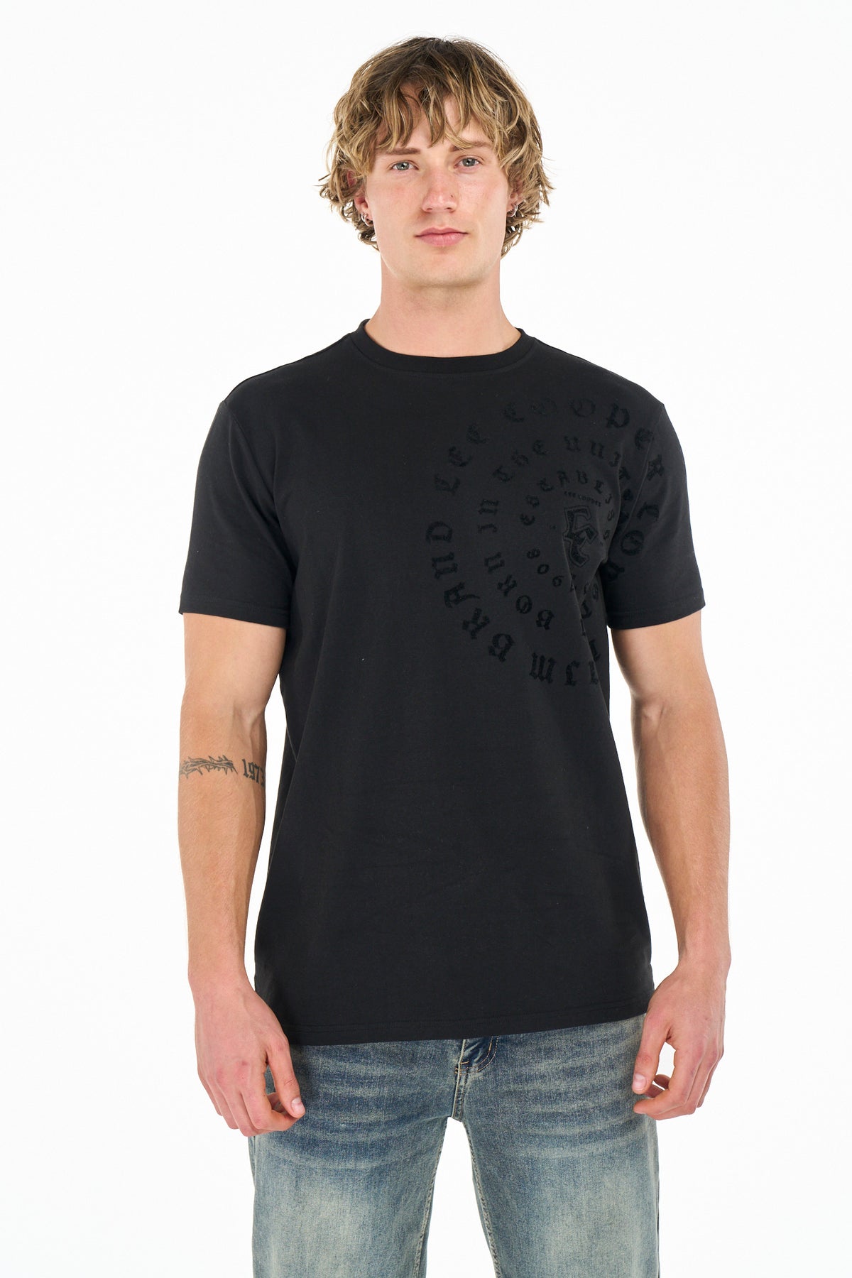 Black Lee Cooper Samkelo men's T-shirt with crew neck and short sleeves, displayed flat on a white background.