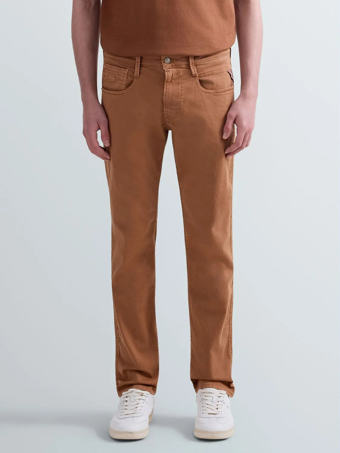 Replay M914Y Anbass slim-fit men's jeans in tobacco color, showing front view with classic five-pocket design.