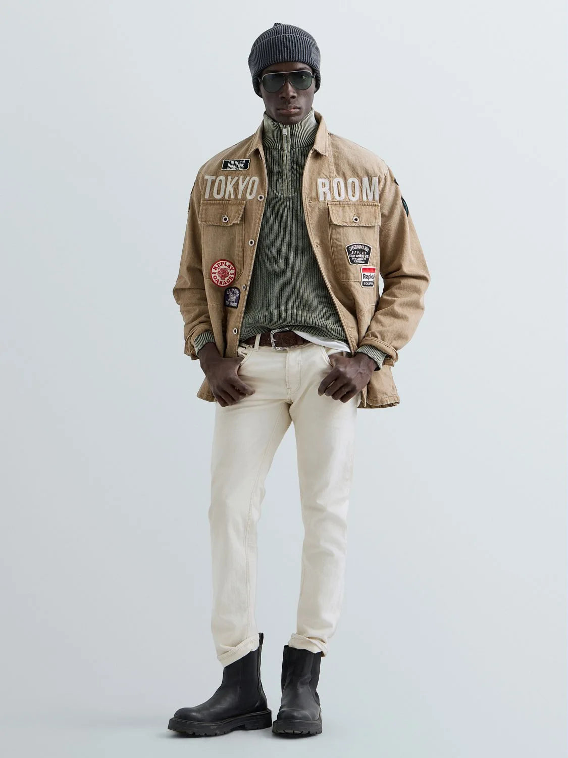 Replay MA972 Grover straight-fit men's jeans in white, displayed on a plain background with a focus on the denim fabric and fit.