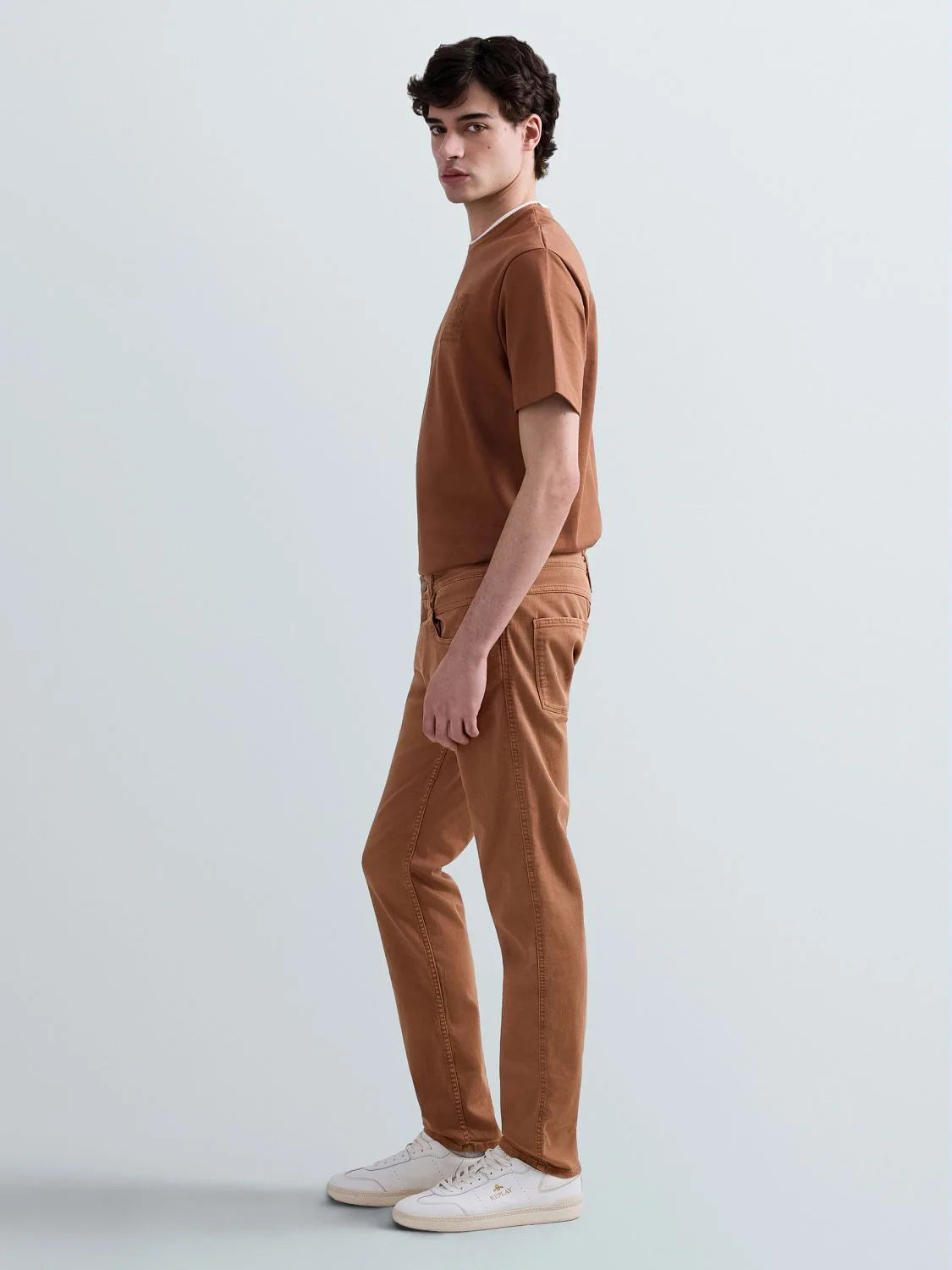 Replay M914Y Anbass slim-fit men's jeans in tobacco color, showcasing the fit and denim texture.