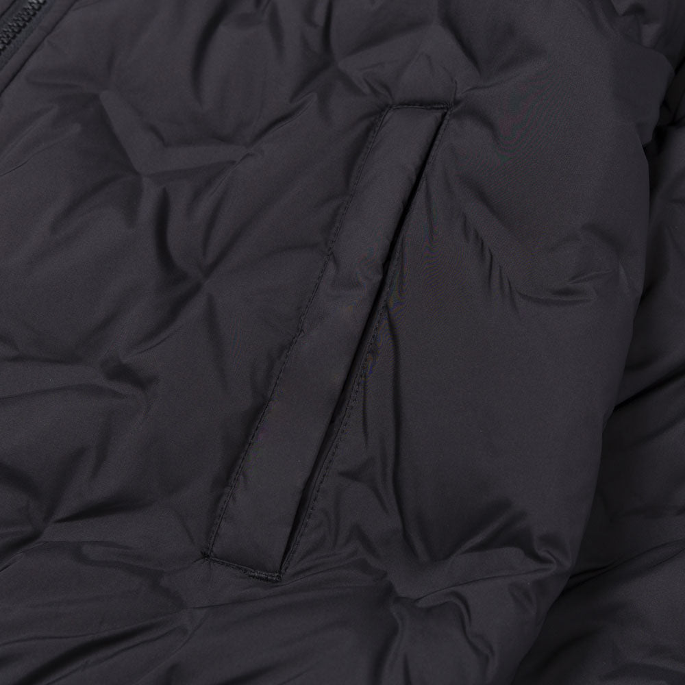 Men's CAT insulated jacket in medium weight, featuring a durable design with a warm, insulated interior and a stylish outer shell.