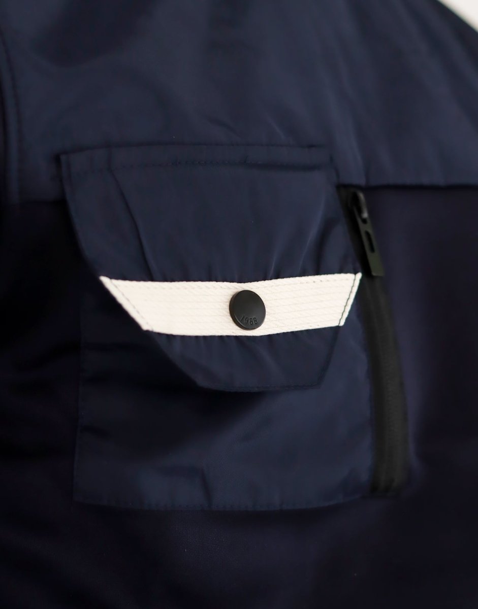 Navy Klevas Foska men's pullover sweater made of soft fabric, featuring a classic fit and ribbed cuffs and hem.