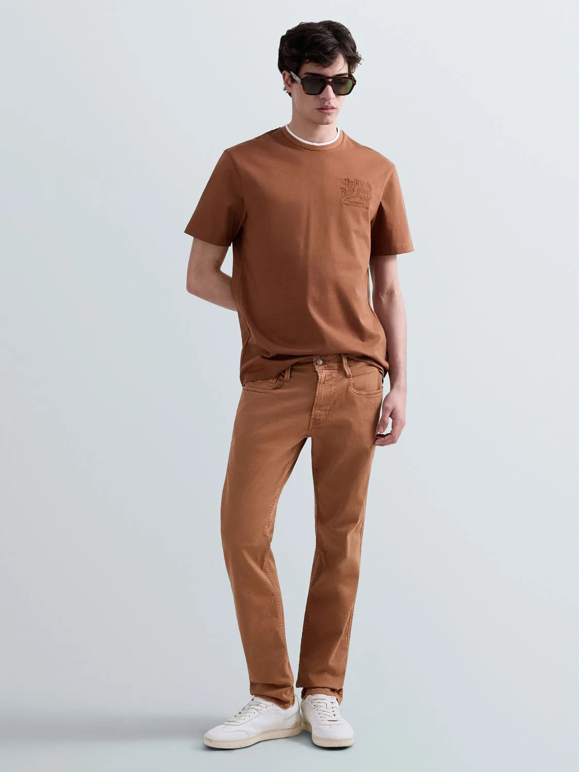 Replay M914Y Anbass slim-fit men's jeans in tobacco color, showcasing the sleek fit and classic denim texture.