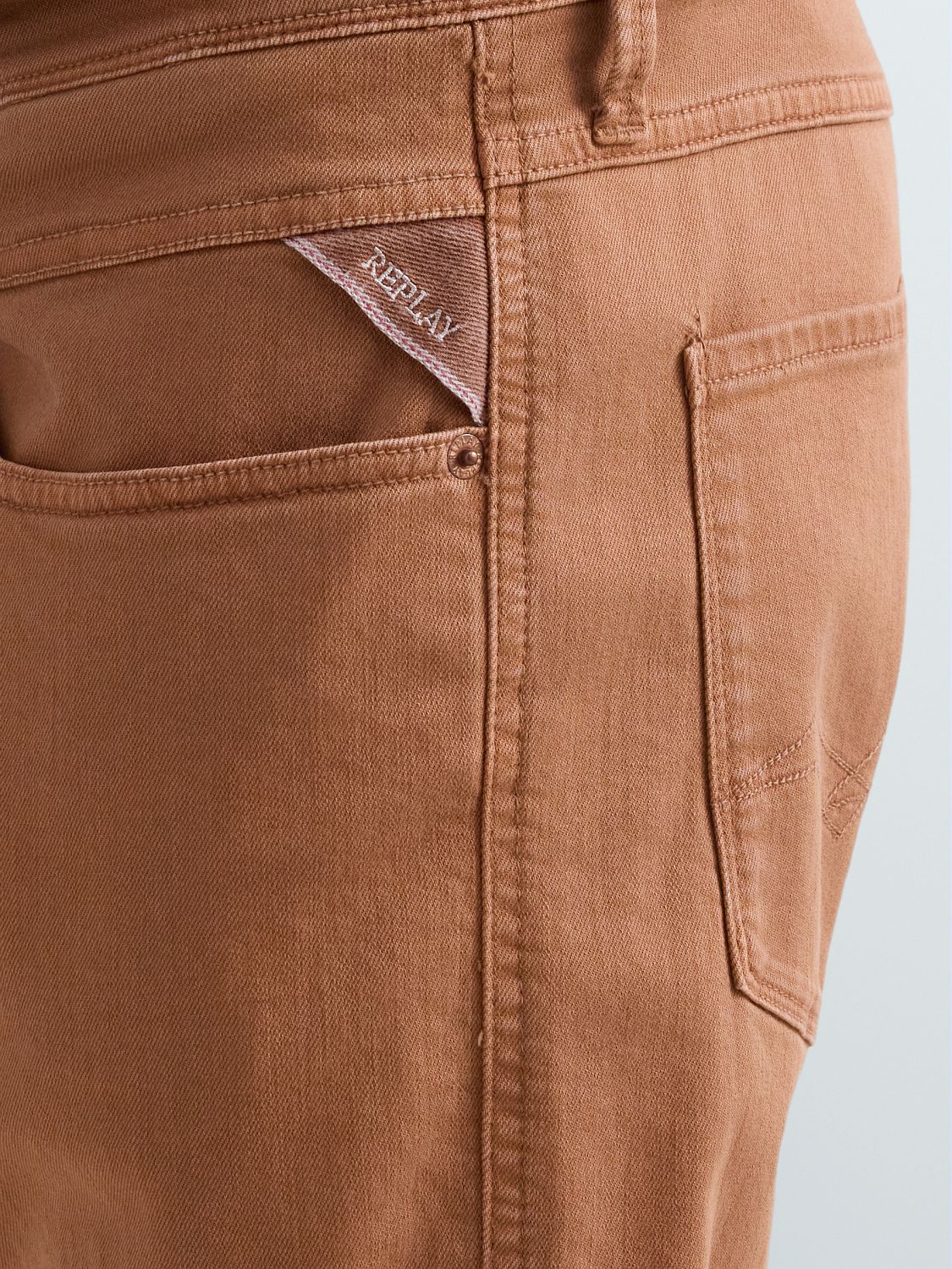 Replay M914Y Anbass slim-fit jeans in tobacco color, men's denim jeans with a modern slim fit and classic five-pocket design.