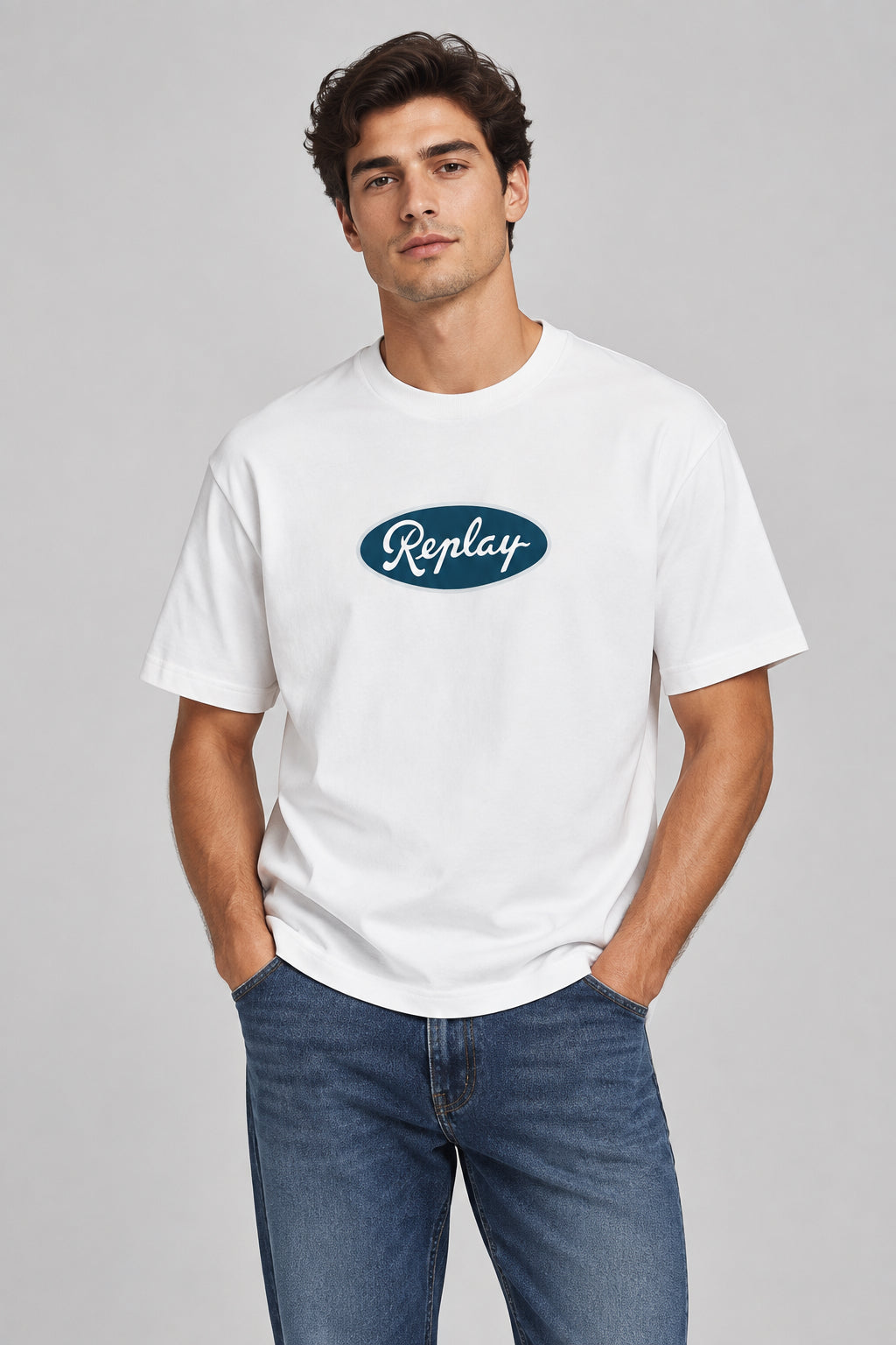White Replay M3258 men's T-shirt with a classic fit, featuring a round neckline and short sleeves.
