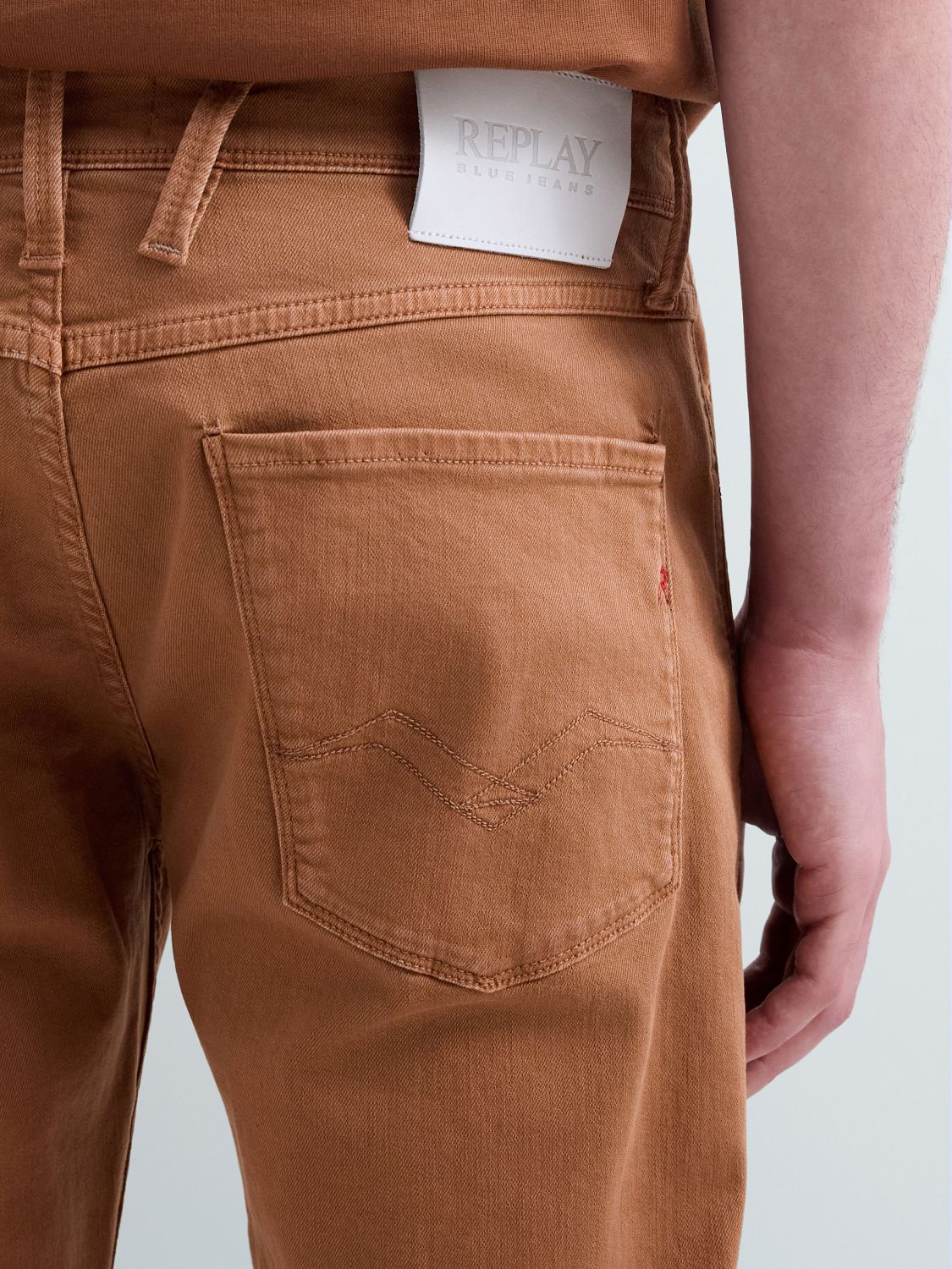 Replay M914Y Anbass slim-fit men's jeans in tobacco color, featuring classic denim design and five-pocket style.