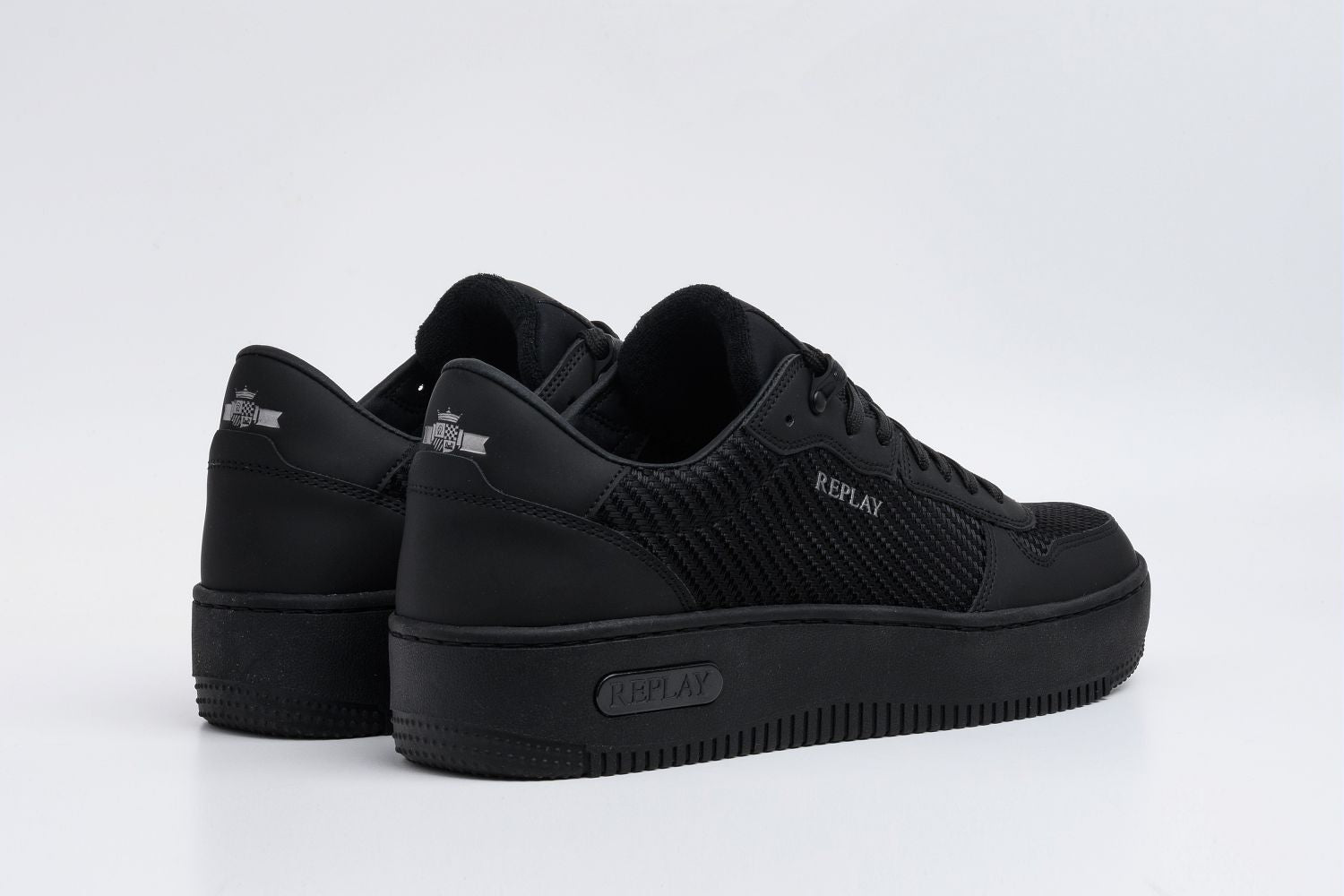 Replay Epic High M Sa 3 men's sneakers in black, featuring sleek design and comfortable fit, shown from a side angle.
