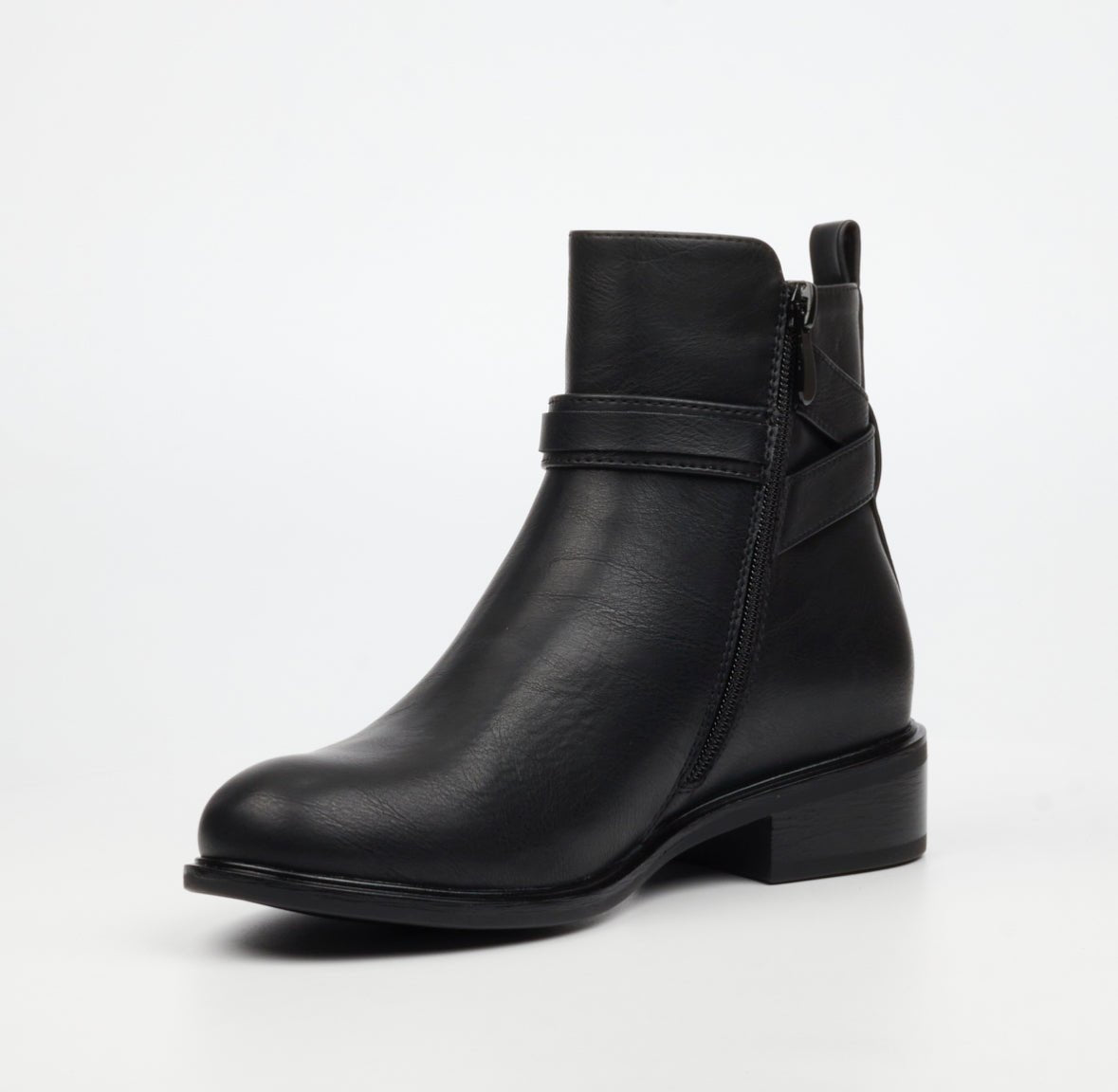 Black Butterfly Feet HUDA 23 ankle boots for women with stylish, pointed toe design and sleek leather finish.