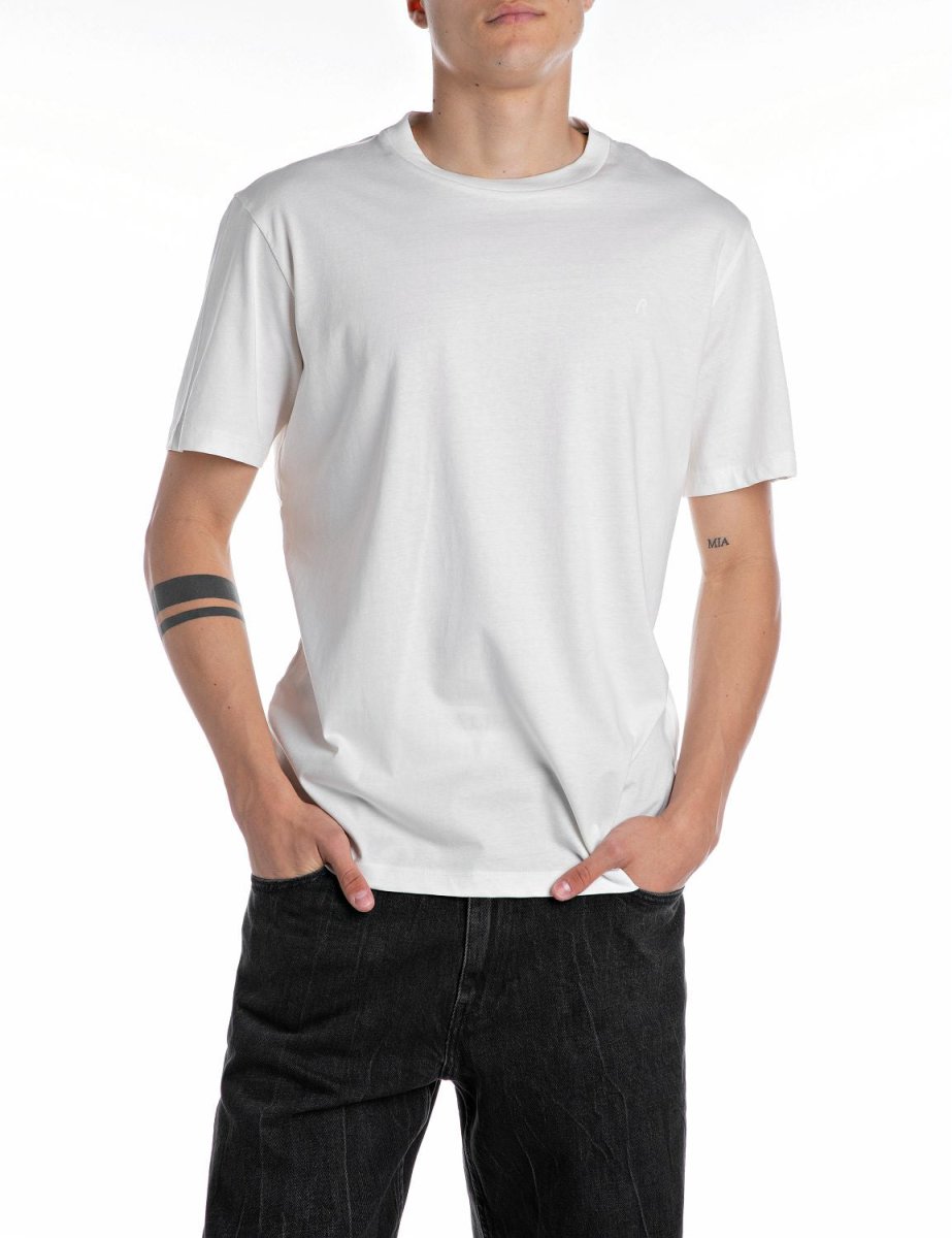 Replay M3097 men's white T-shirt made of soft fabric, featuring a classic crew neck and minimalist design.